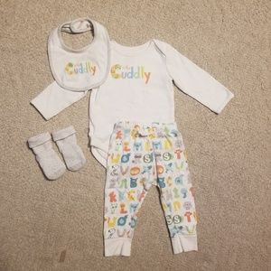 Two 4piece Gymboree unisex outfits+pants and socks